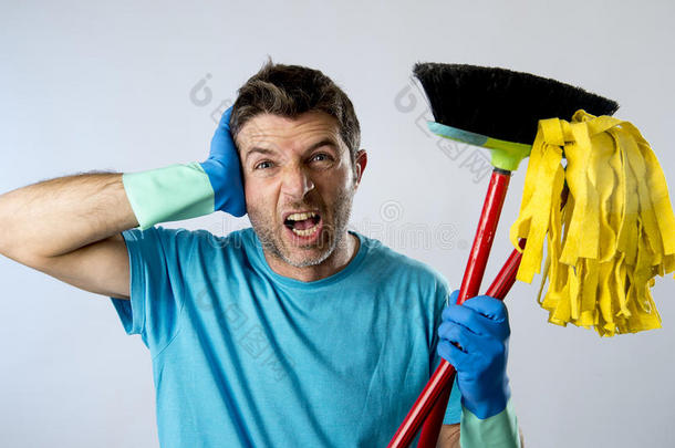家政服务人员或有压力的丈夫用拖把和扫帚洗家