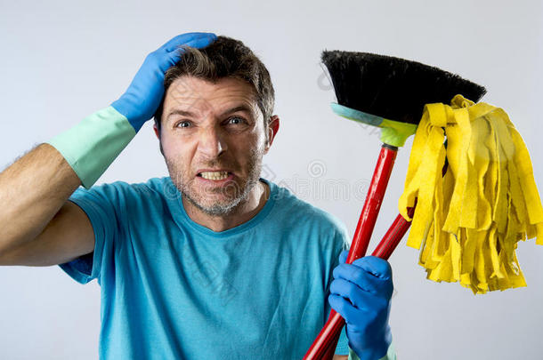 家政服务人员或有压力的丈夫用拖把和扫帚洗家