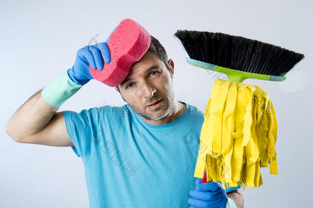 <strong>家政服务</strong>人员或有压力的丈夫用海绵拖把和扫帚洗家务