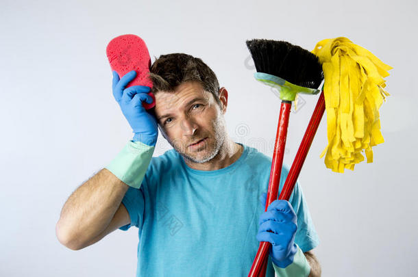 家政服务人员或有压力的丈夫用海绵拖把和扫帚洗家务