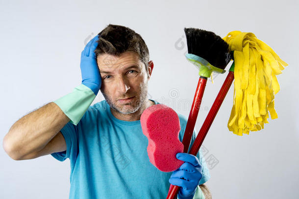 家政服务人员或有压力的丈夫用海绵拖把和扫帚洗家务