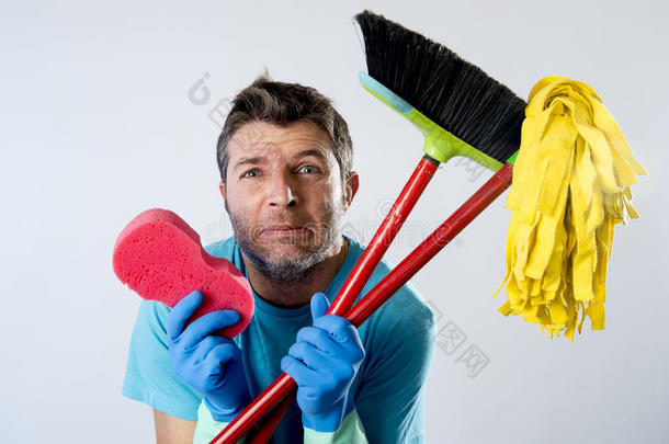 <strong>家政</strong>服务人员或有压力的丈夫用海绵拖把和扫帚洗家务