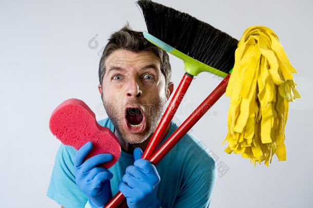 <strong>家政服务</strong>人员或有压力的丈夫用海绵拖把和扫帚洗家务