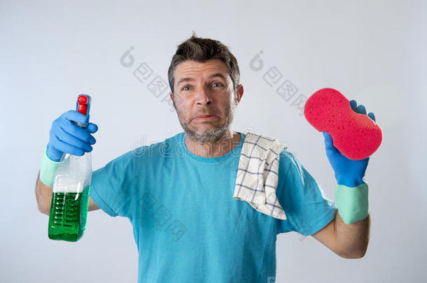 家政服务人员或疲惫的丈夫生气，并强调用喷雾瓶和海绵清洁房子