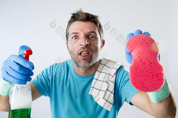 家政服务人员或疲惫的丈夫生气，并强调用喷雾瓶和海绵清洁房子