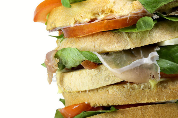 巨大的三明治里塞满了很多层面包和生菜
