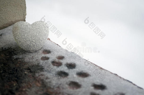 抽象的玻璃心在夜间下雪。 情人节卡片。 原谅我，想念你爱你的话红色或灰色。 s