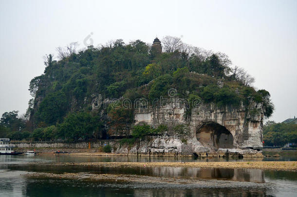 桂林象鼻山公园。 桂林是一座被许多喀斯特山脉和美丽风景包围的城市