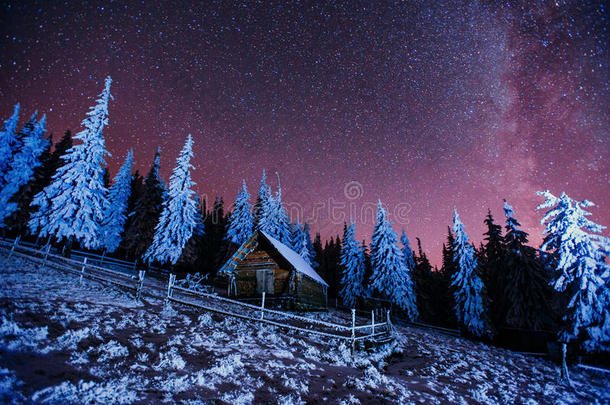 山里的小屋。 神奇的冬季流星雨和雪m