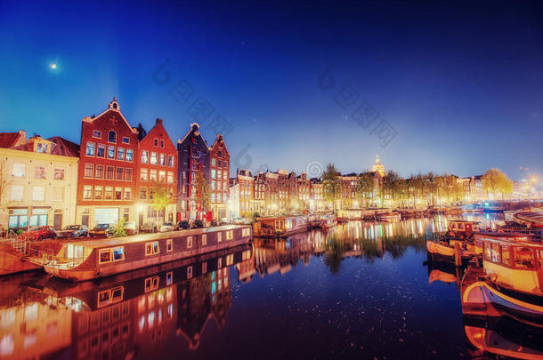 晚上的城市。 突出建筑物和街道阿姆斯特丹