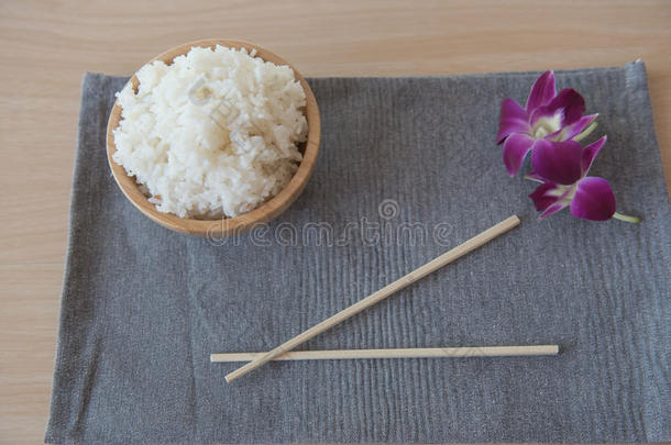 把米饭放在木碗里，<strong>筷子</strong>放在煮<strong>筷子</strong>。