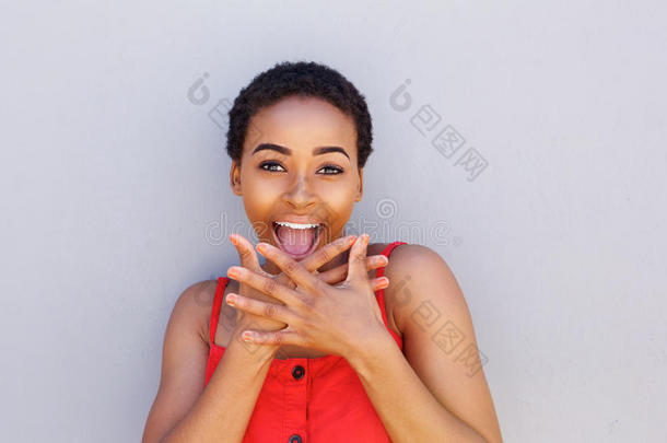 开朗的年轻非洲妇女，双手捂住嘴
