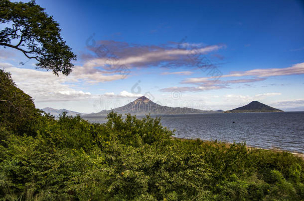 摘要背景美丽的火山口云