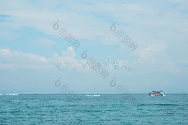 泰国蓝海渔船，云天背景。 夏天季节的放松时刻旅行。