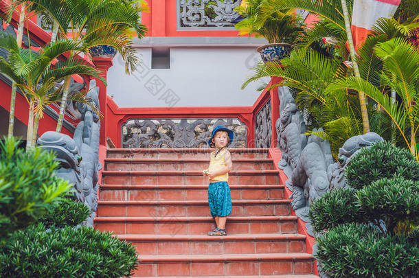 越南芽庄佛教寺庙男孩游客