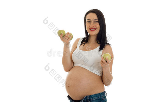 开朗的孕妇，黑发女人，大肚子，手拿青苹果，白色背景