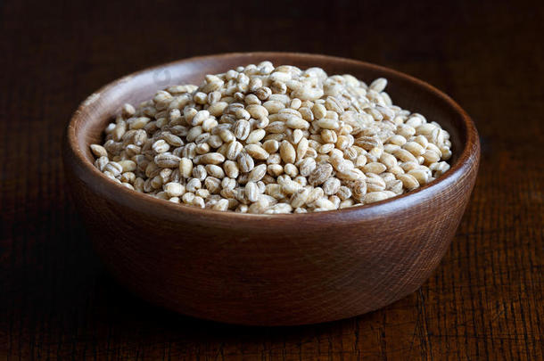 棕色木碗中的干珍<strong>珠</strong>大麦。
