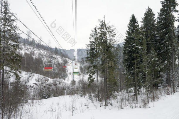 阴沉的山上的空椅子滑雪电梯。 冬天的时候。