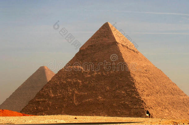 黄昏时吉萨高原的大金字塔