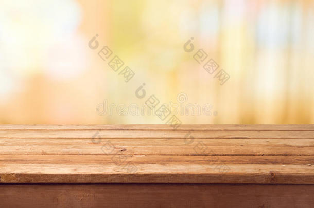 空的木制甲板桌子在模糊的温暖的克背景上
