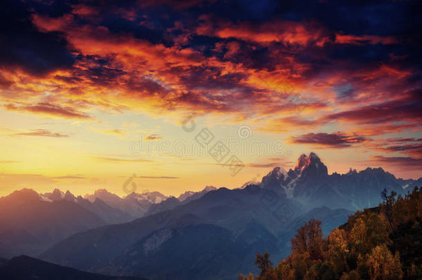 秋天的风景和雪山的山峰。 奇妙的日落。 VIE