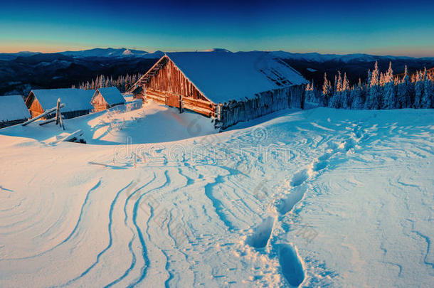 奇妙的冬季景观，通往小屋的台阶。