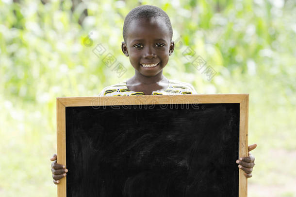 非洲学校的男孩在阳光<strong>下摆</strong>出一个大黑板复制空间