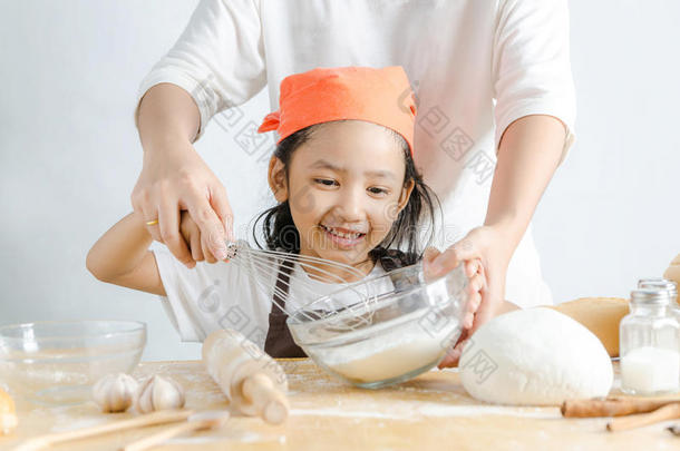 特写镜头亚洲小女孩拿着不锈钢<strong>打蛋器</strong>