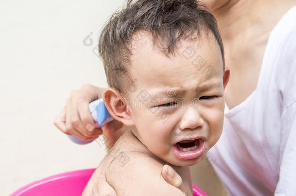 哭泣的泰国婴儿感到害怕的<strong>理发器</strong>