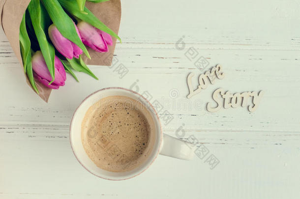一杯咖啡，带着一束粉<strong>红色</strong>郁金香和木制文字的爱情<strong>故事</strong>