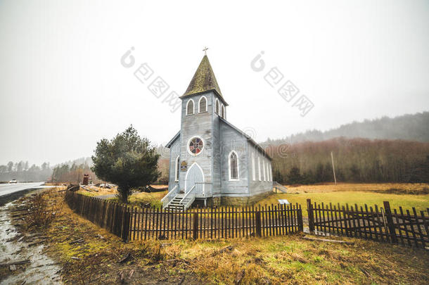 冬天下雨的沿海教堂
