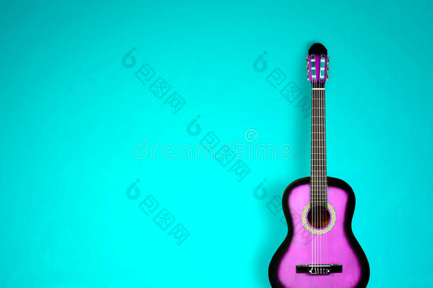 吉他在空白的空房间背景。 在风格上怀旧