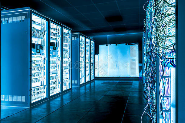 大型数据中心与连接的服务器和互联网电缆