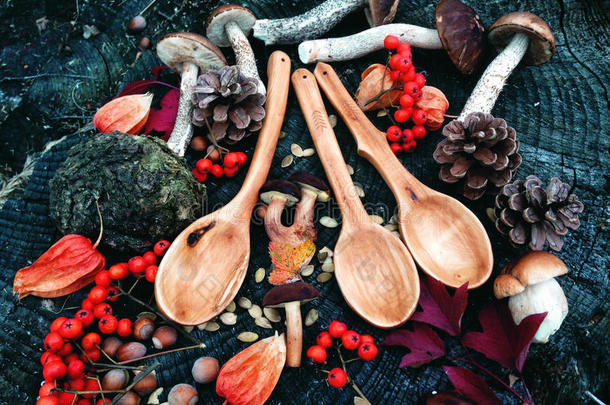 木刻木勺，木制品，秋天的颜色