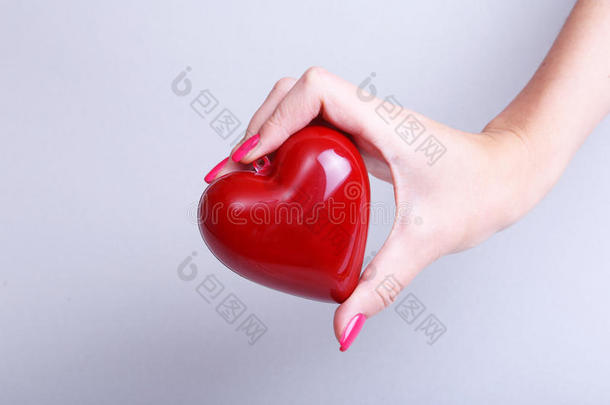 女医生手里拿着红色玩具心脏。 心脏治疗师，学生教育，医生制造心脏