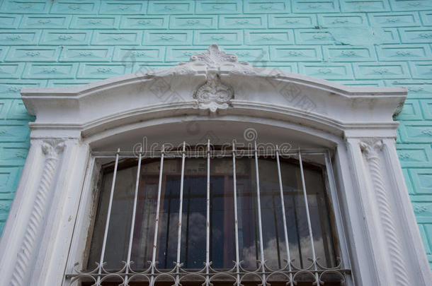 古巴殖民建筑装饰在老式的房子窗户。