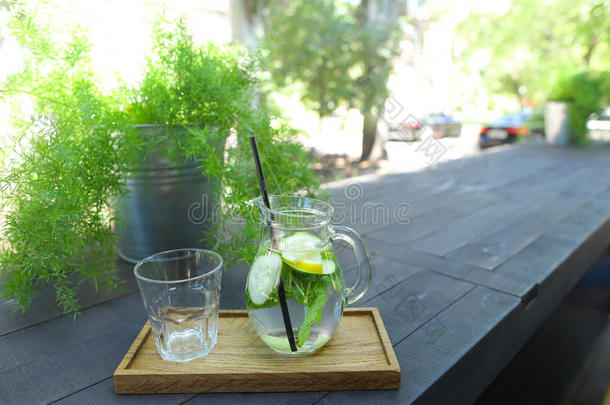 玻璃装饰器和玻璃面杯站在桌子上的木板上