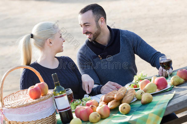 一对夫妇在阳光明媚的春天在乡下野餐