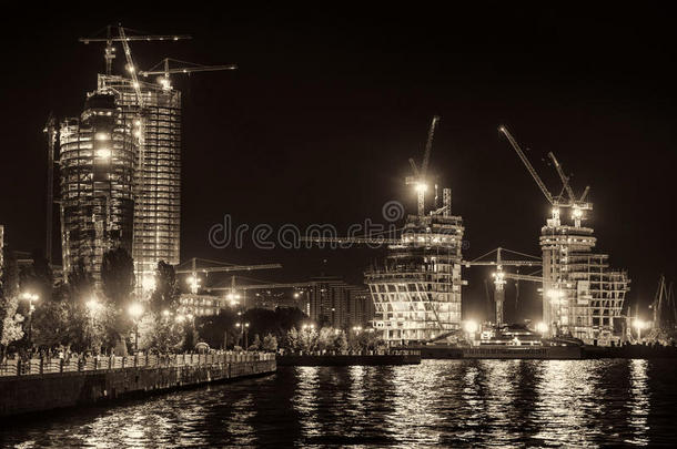巴库的<strong>夜景</strong>。 <strong>照明</strong>天际线的巴库，阿塞拜疆夜间与灯光的建筑物反映在水中。 摩天大楼