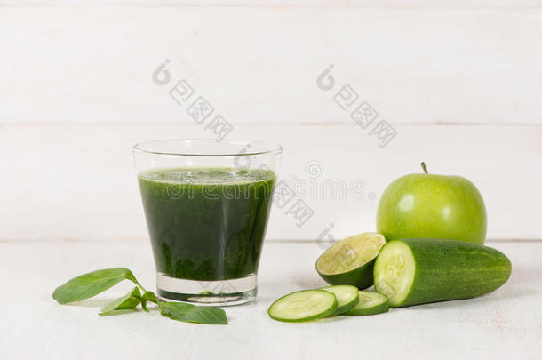 排毒概念。 玻璃瓶新鲜饮料绿色冰沙，菠菜