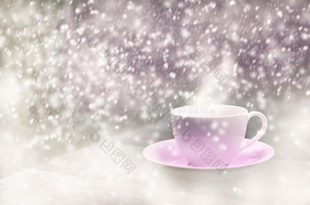 大雪中木桌上的咖啡杯