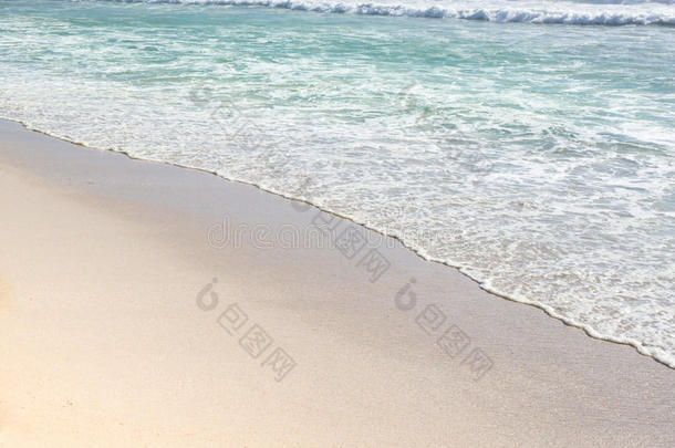 沙滩上蓝色海洋的温柔波浪涟漪