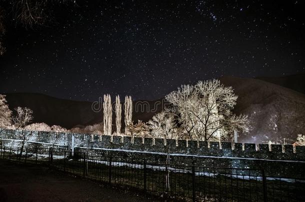 美丽的<strong>夜景</strong>，古老的破墙与<strong>星星</strong>在天空，长曝光，谢基，阿塞拜疆，大高加索