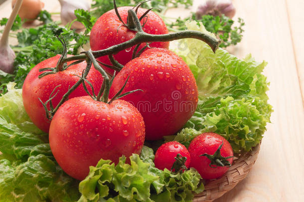 一个篮子里有四个大<strong>西红柿</strong>和两个小<strong>西红柿</strong>，<strong>生菜</strong>，大蒜