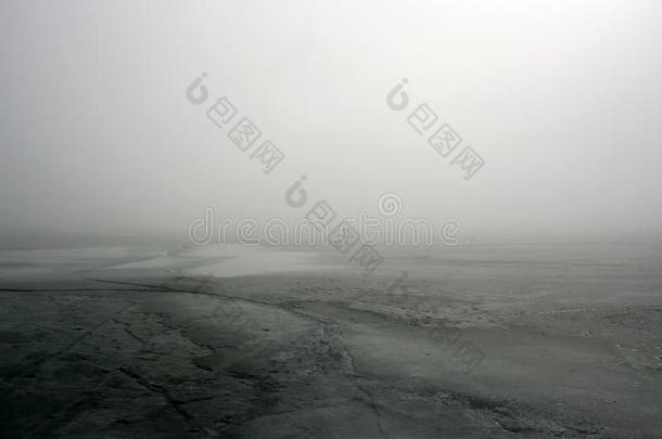 <strong>雾天</strong>中冰冻的巴拉顿湖