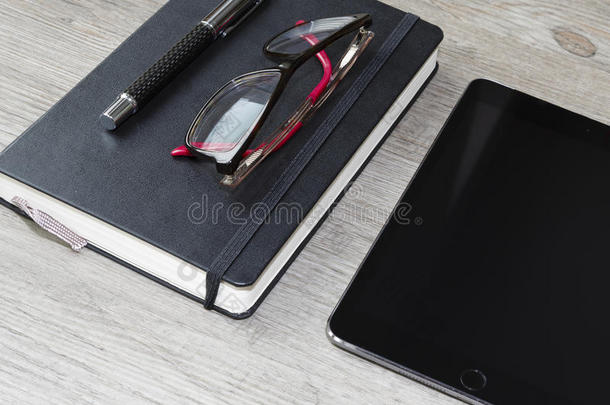 日历或日记，钢笔，手机，平板电脑和眼镜在木制桌子，手机，地板