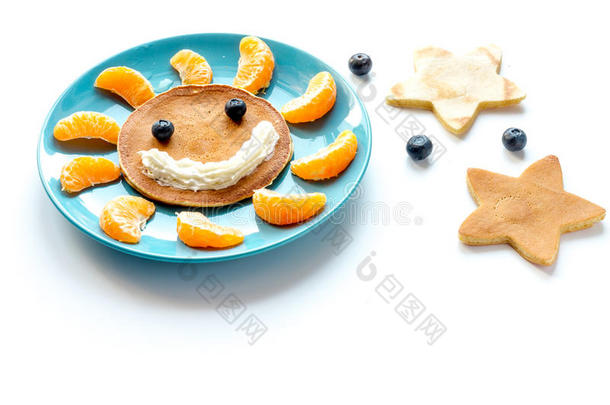 概念<strong>儿童早餐</strong>与煎饼在白色背景