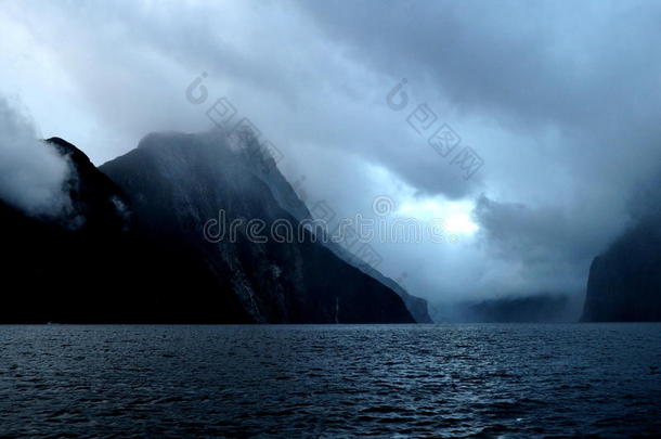 福特米尔福德声音在日落和云，南岛，新西兰