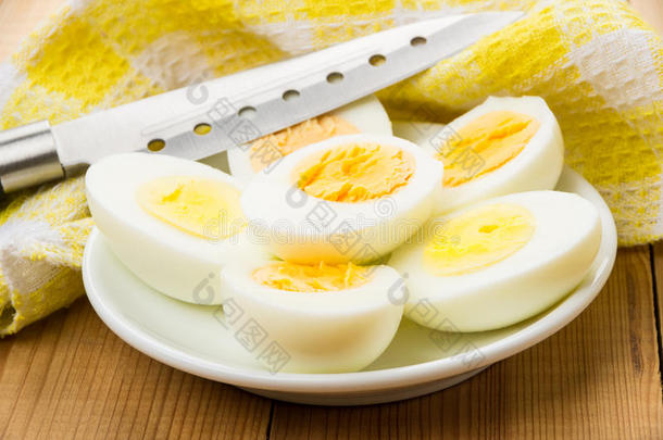 一半煮鸡蛋放在<strong>碟子</strong>里，一半放在桌子上