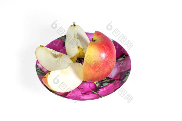在白色背景的盘子里切成一片成熟多汁的苹果。 维生素<strong>饮食减肥</strong>。